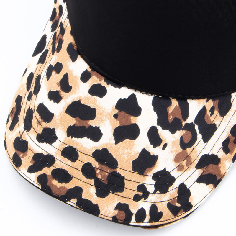 casquette à motif léopard