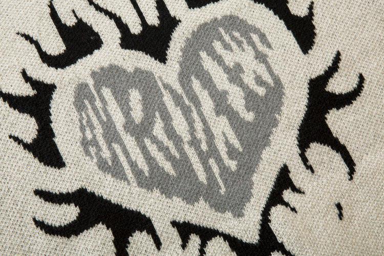 Pull déchiré avec motif cœur