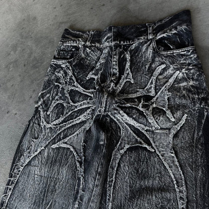 Jean style high street avec patch brodé motif araignée