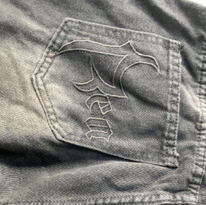 Jean large unisexe avec coutures apparentes et broderies